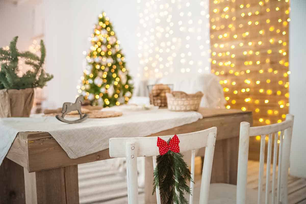 sedie decorate natale.jpg