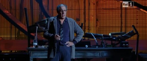 Adriano Celentano sul palco di 512x212.jpg