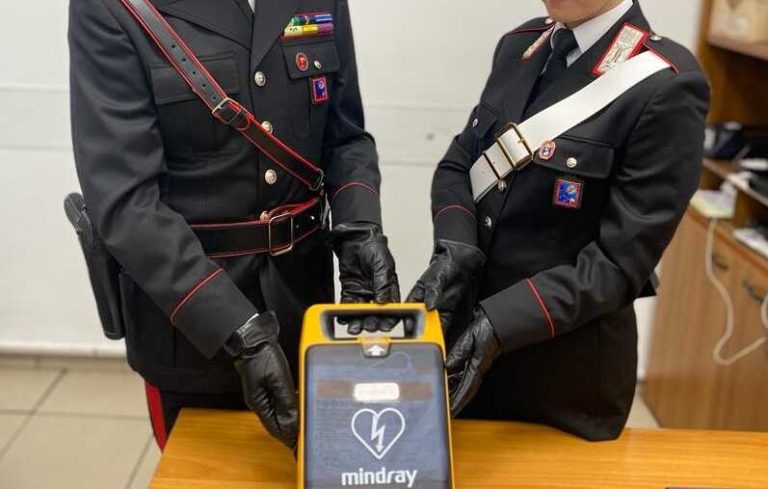 CENTRO Il defibrillatore recuperato dai Carabinieri 1.jpg