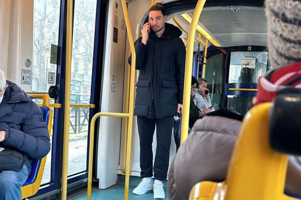Calciatore tram.jpg