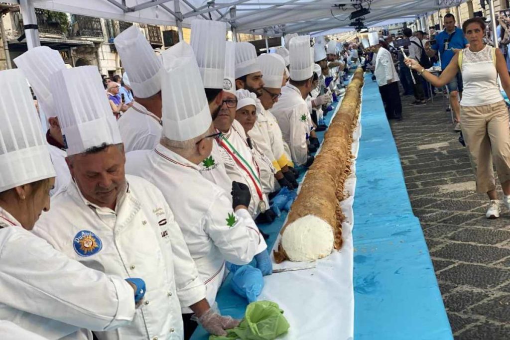 Cannolo piu lungo del mondo.jpg