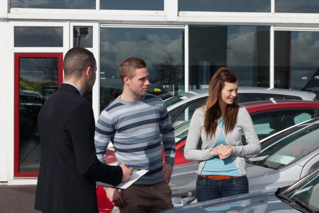 Coppia intenta a scegliere auto da comprare.jpg