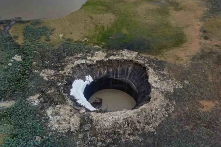 Crateri in Siberia.jpg