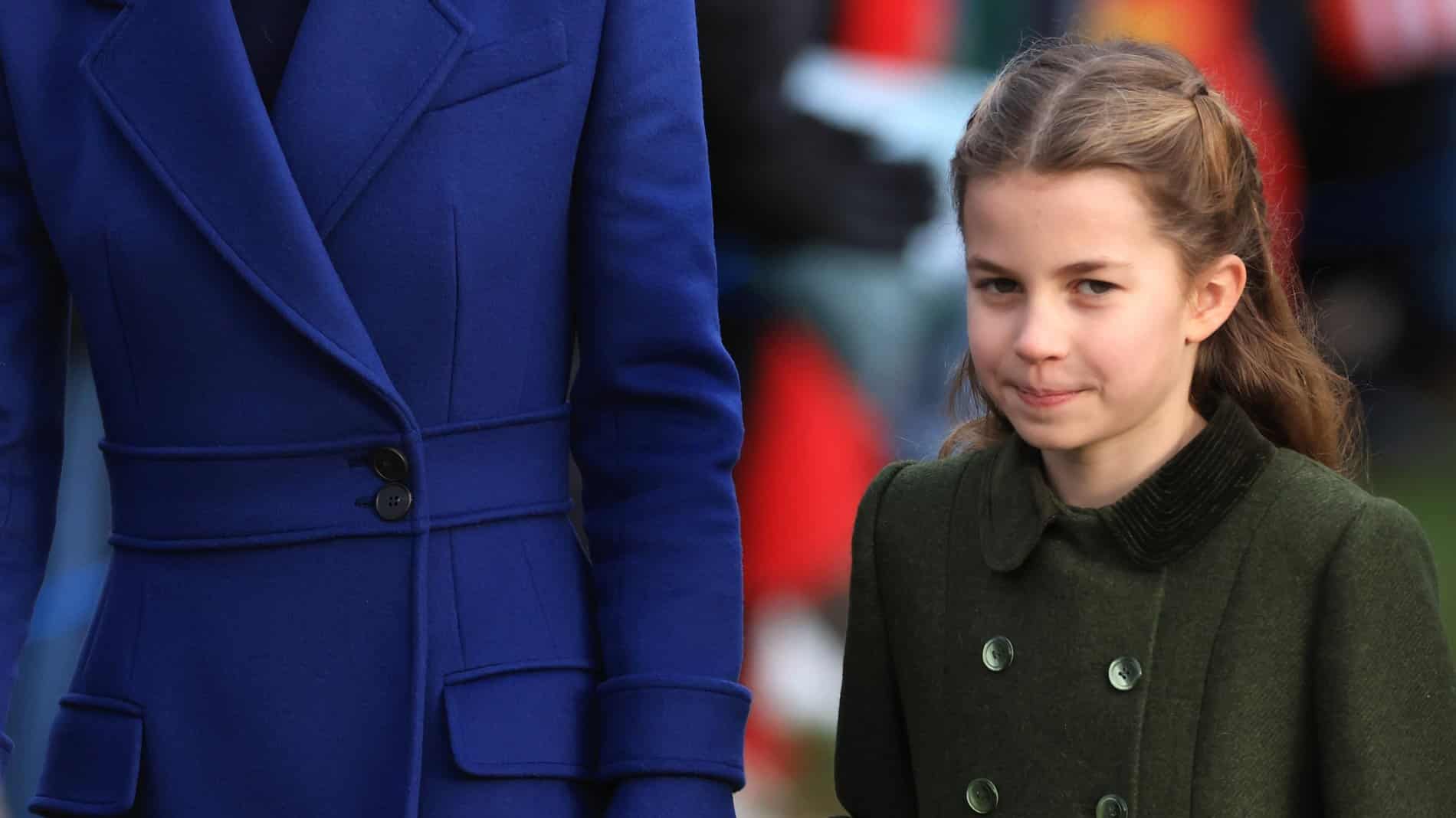 La dolce generosità di Charlotte: regala un mazzo di fiori alla cugina Mia durante la messa natalizia dei reali a Sandringham 1 La dolce generosita di Charlot.jpg