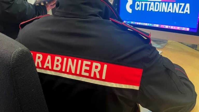 PIAZZA DANTE Controlli dei Carabinieri reddito di cittadinanza 2.jpg