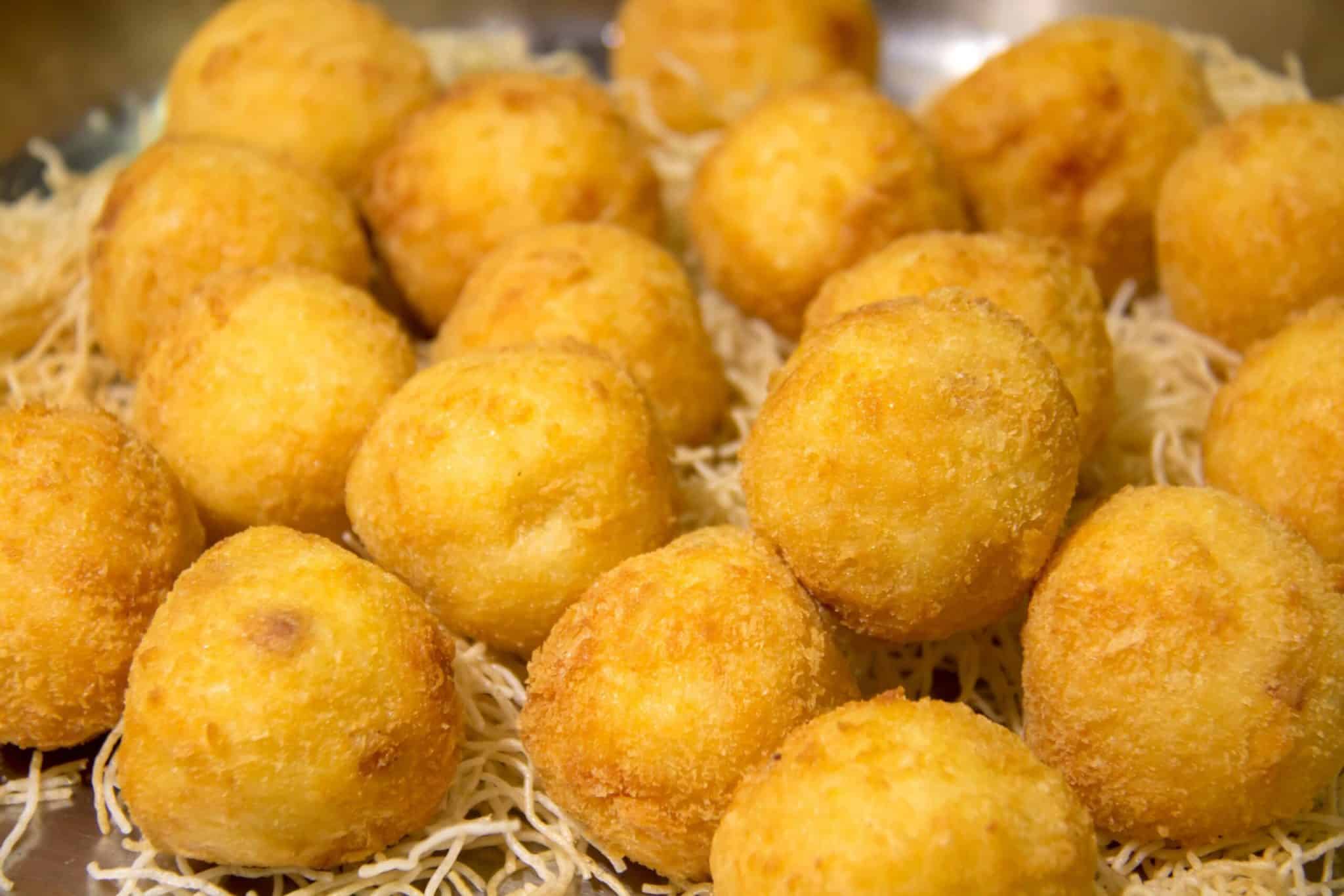Polpette di patate e formaggio filanti: fritte o al forno 1 Palline di patate scaled.jpg