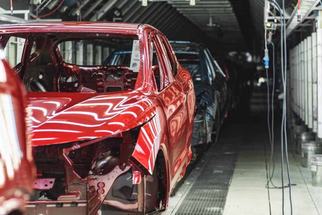 Produzione di autovetture in una fabbrica scaled.jpg
