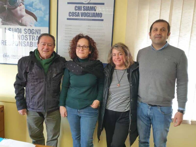 Roberto Montecolli e la figlia Laura, barbiere e “barbieretta”, festeggiano i 50 anni di attività a Vetralla 1 Roberto Montecolli Luigia Meraragni Laura Montecolli e Luca Fanelli 800x600.jpg