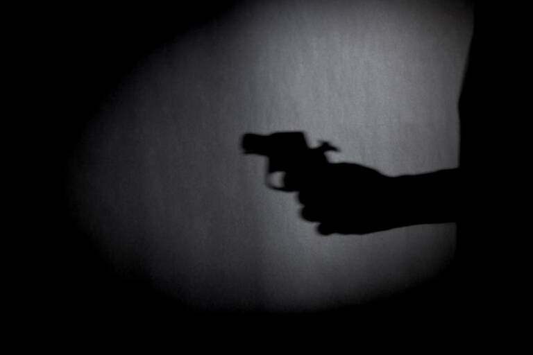 SH pistola ombra mano omicidio 768x512.jpg