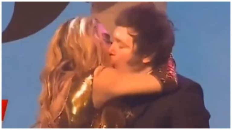 Scandalo bacio presidente arge.jpg