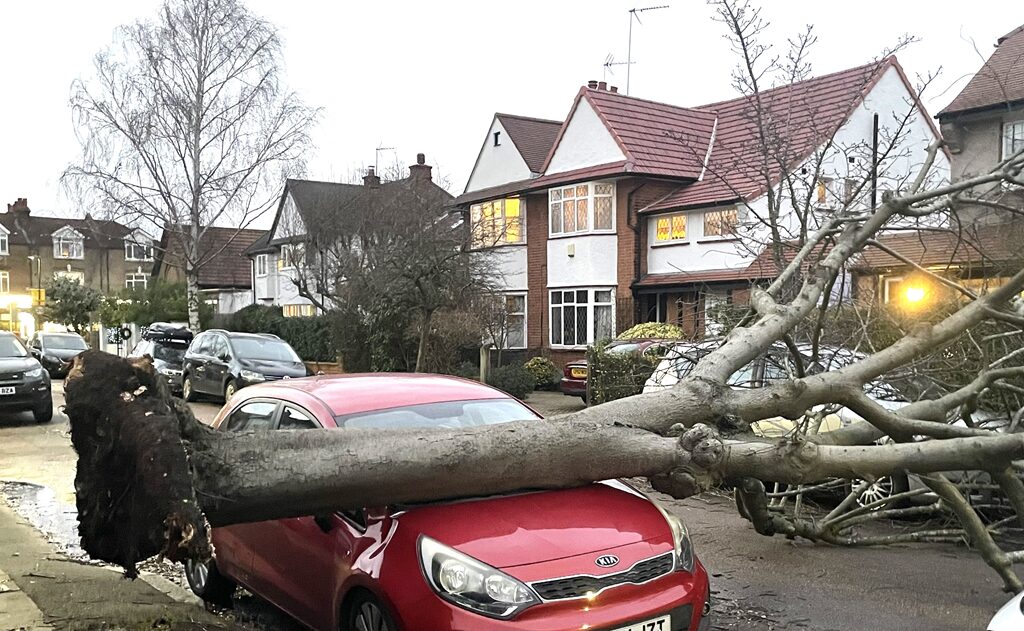 Tempesta Henk colpisce Regno U.jpg