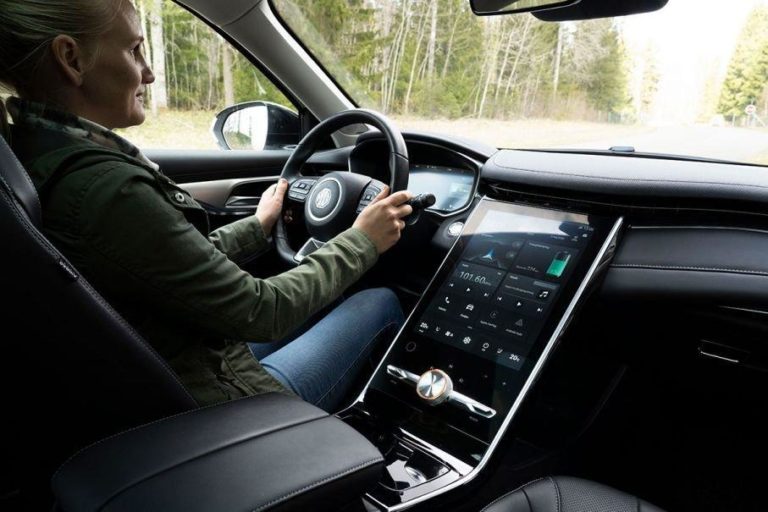 Test distrazione al volante provocata da display e infotainmet auto durante la guida 2.jpg