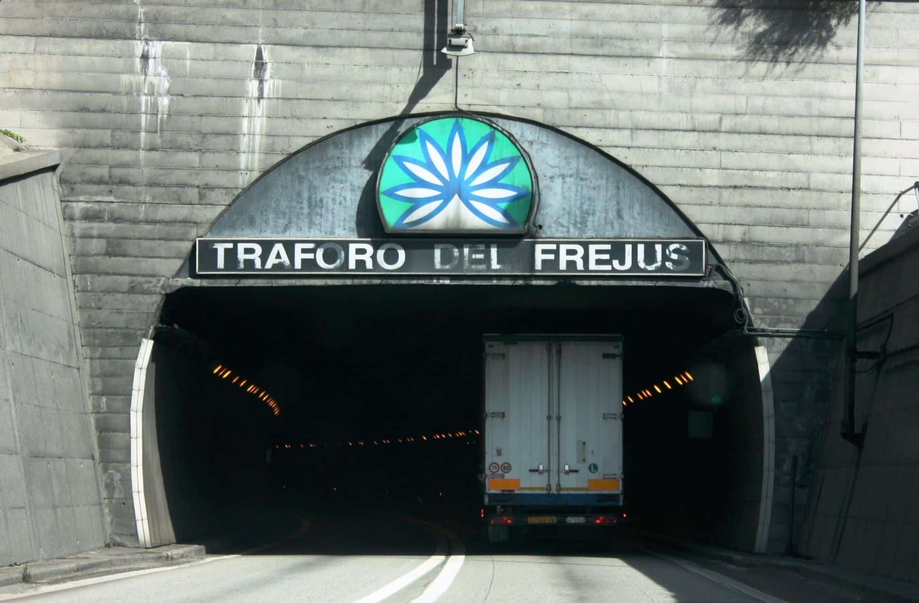 Traforo del Frejus: costo 2024, orari e chiusure 1 Traforo del Frejus ingresso.jpg