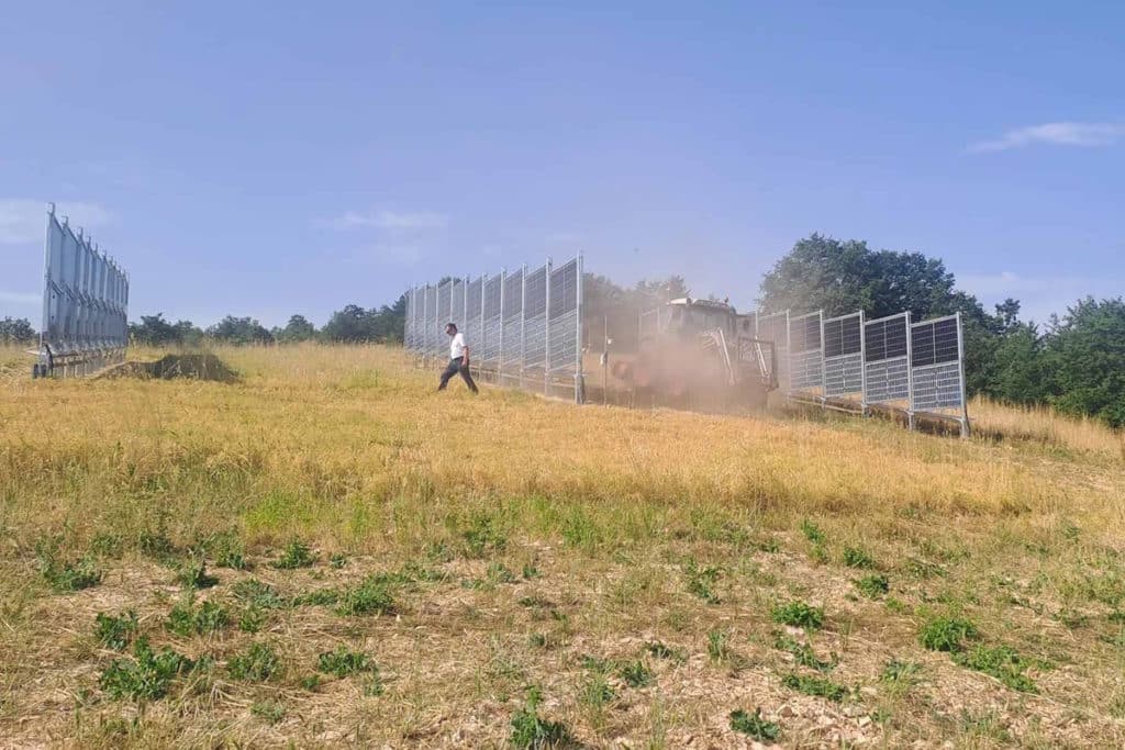 agrivoltaico verticale italiano.jpg