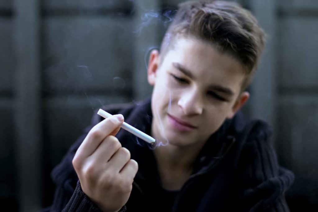 bambino fuma.jpg