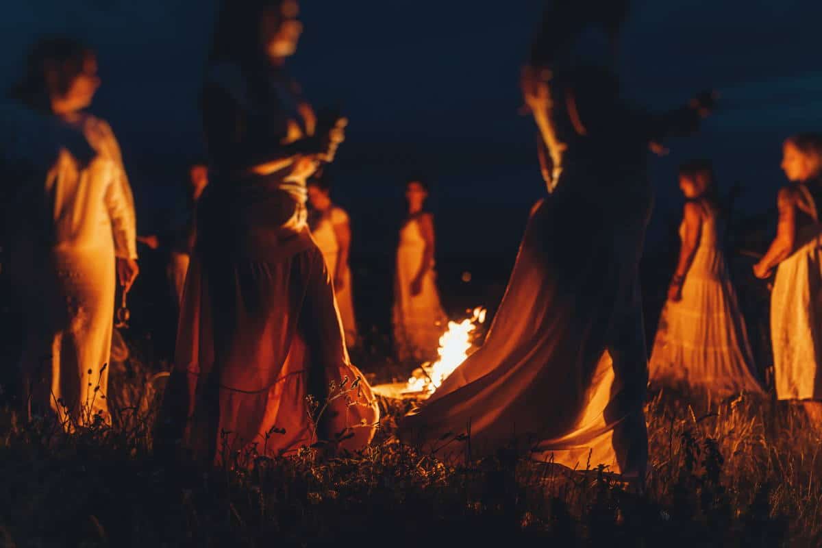 Imbolc: la festa celtica della luce che celebra il risveglio della natura 1 donne falo.jpg