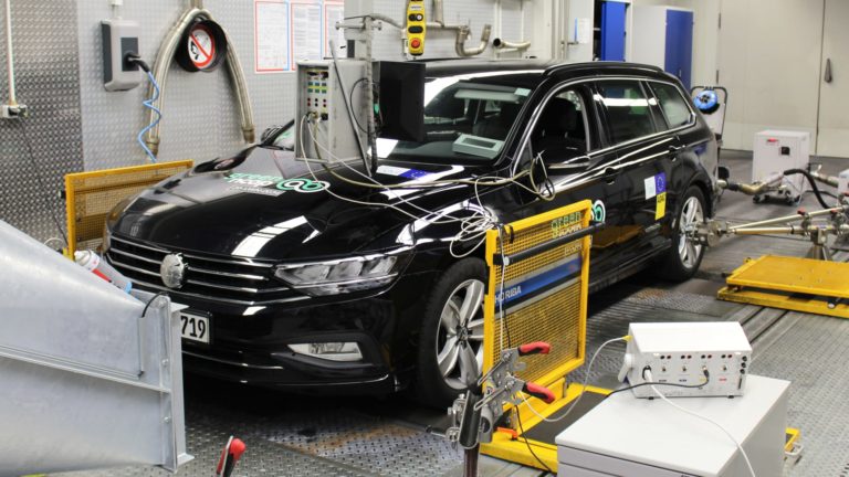 green ncap vw passat pruefstand 2011 z4d8ph.jpg