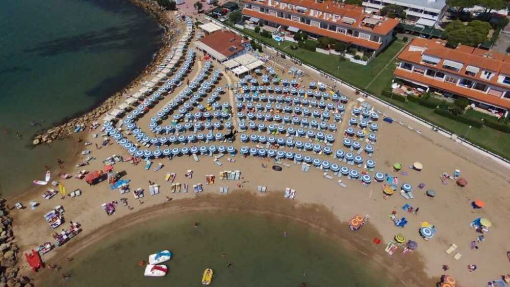 grottini santa severa ombrelloni le due spiagge.jpg