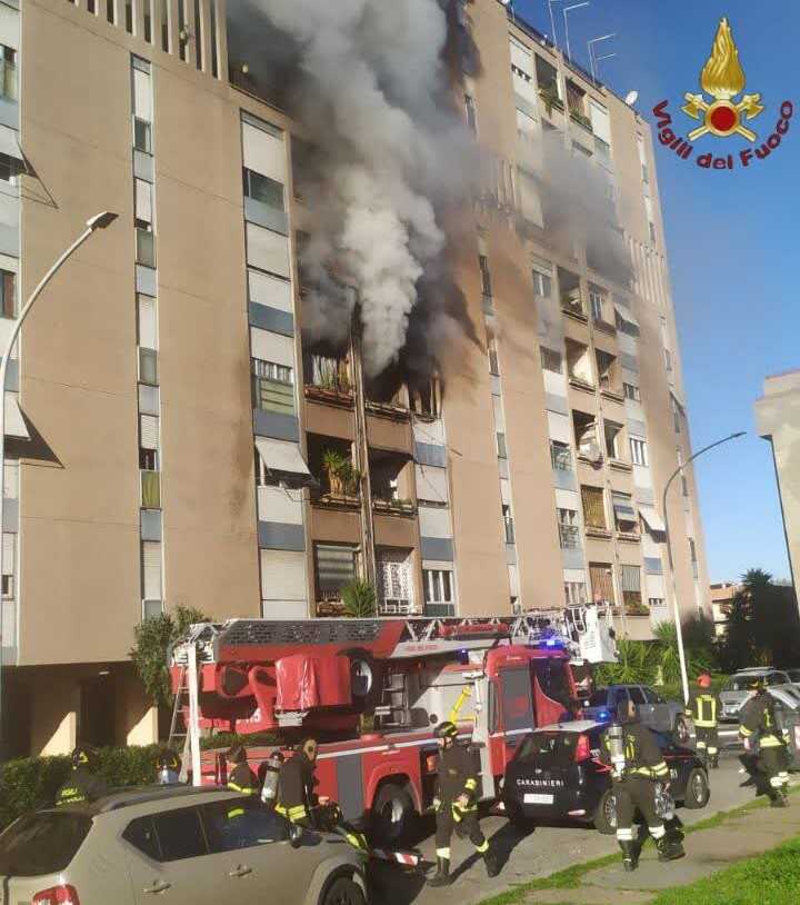 incendio appartamento vvf vigili fuoco pompieri autoscala 1.jpg