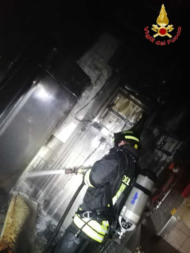 incendio frigoriferi coop cerveteri vvf vigili fuoco pompieri.jpg