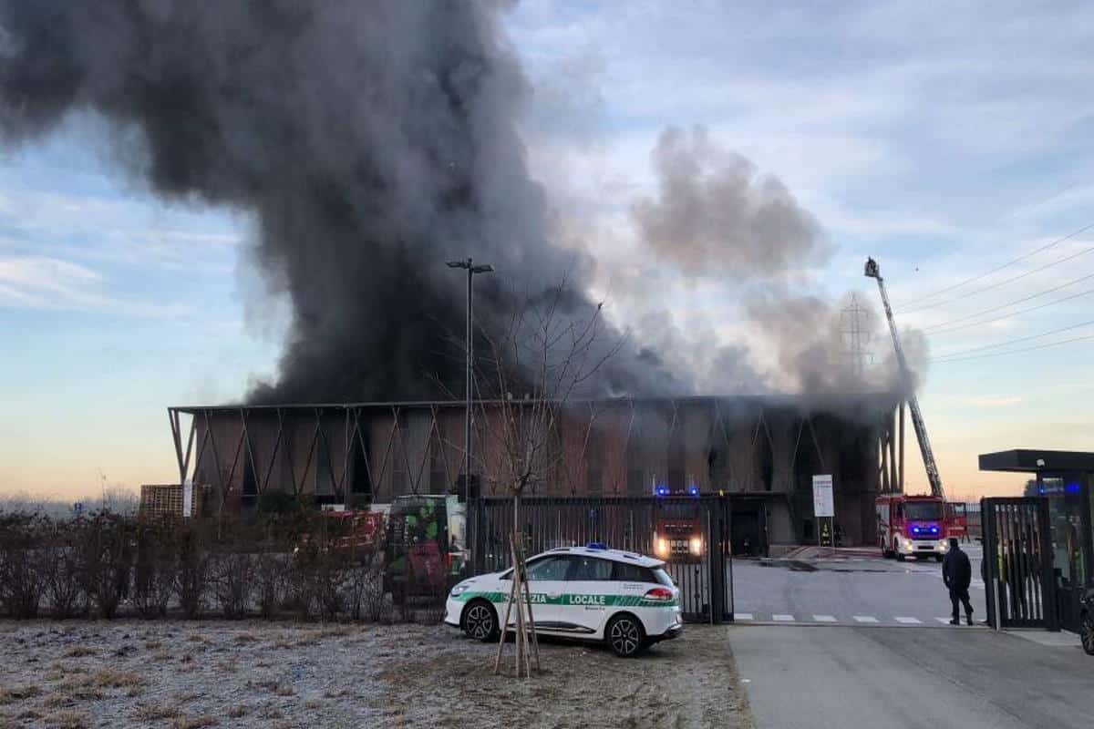 Spaventoso incendio a Cavenago di Brianza, distrutto il capannone della startup Planet Farms (nota per i suoi orti verticali) 1 incendio planet farm.jpg
