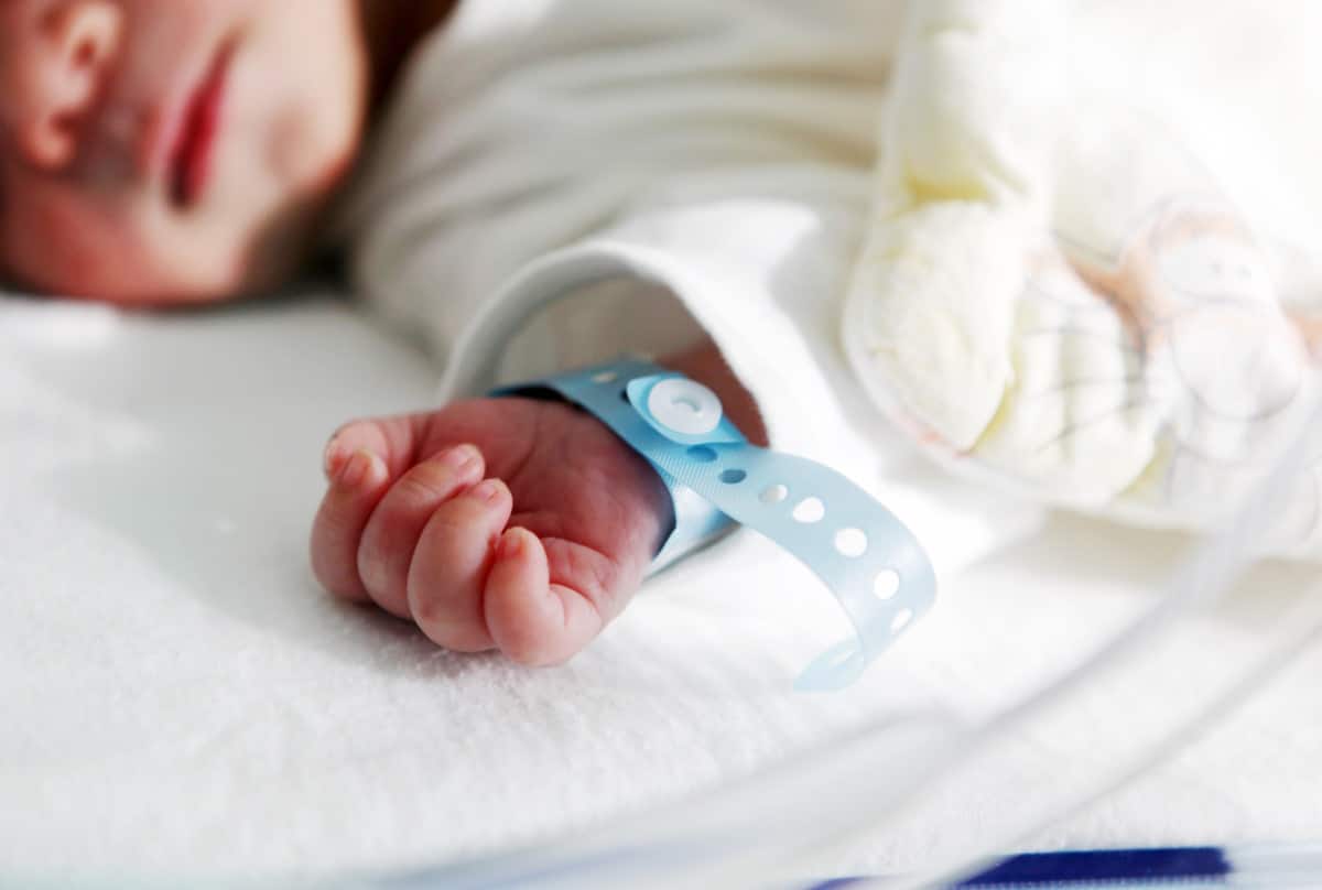 Il video della mamma che abbandona il suo neonato ad Aprilia, diffuso dai TG, è la morte dell’etica del giornalismo 1 intervento neonato.jpg