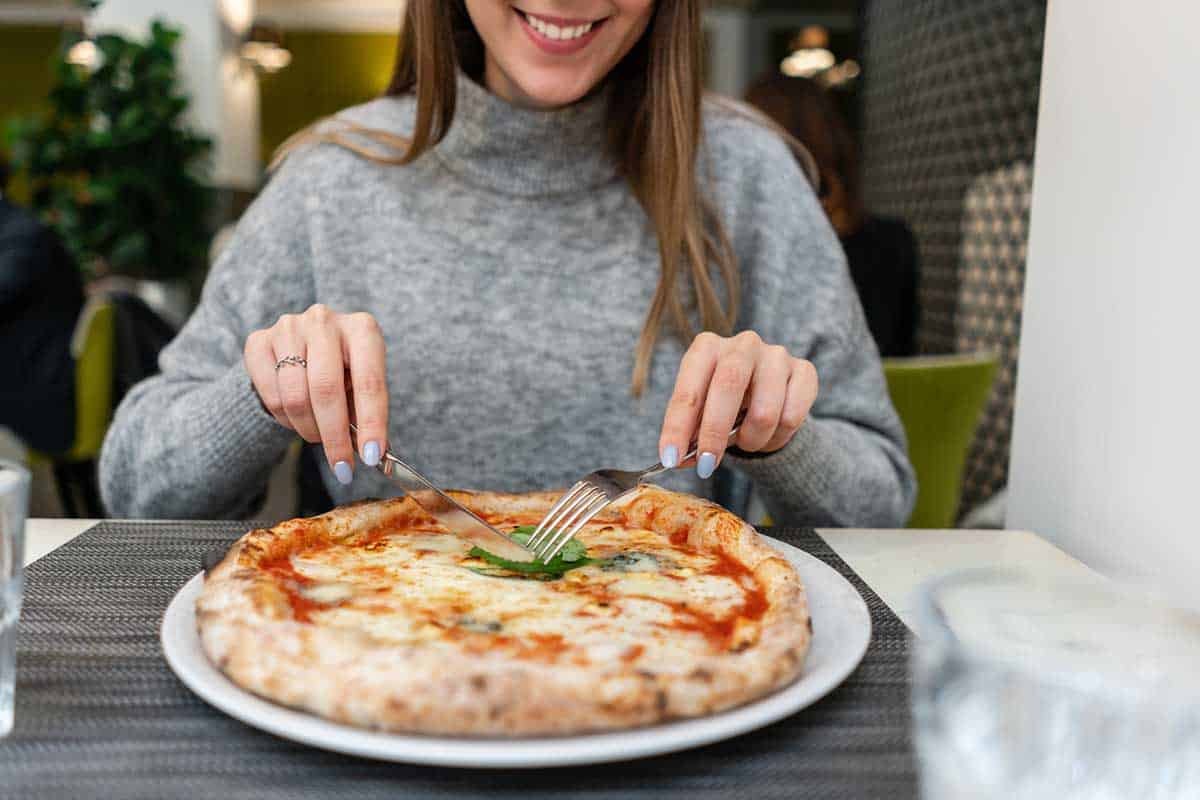 World Pizza Day, oggi si celebra il simbolo dell’Italia amato in tutto il mondo 1 mangiare pizza.jpg