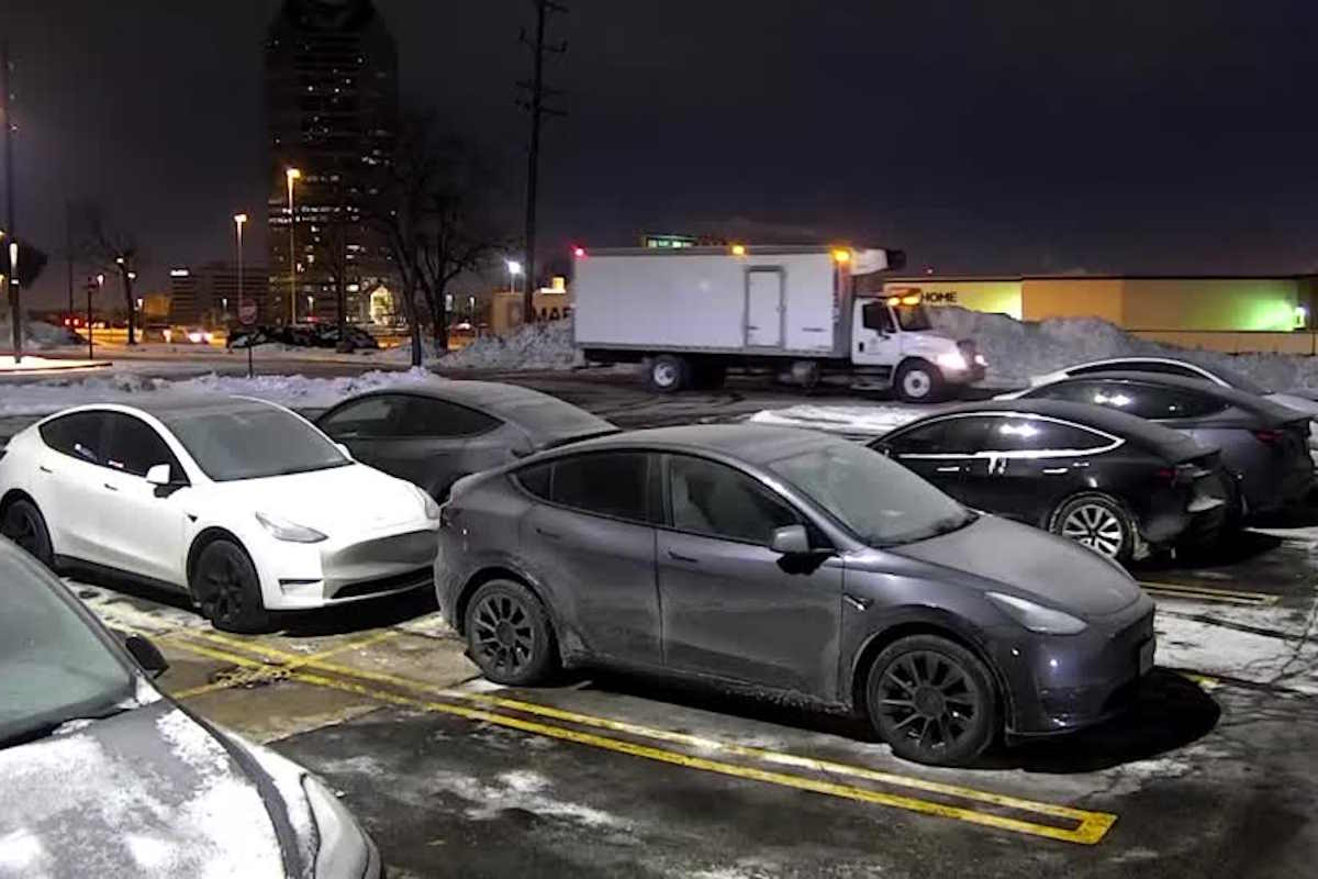 Cos’è questa storia del “cimitero di auto elettriche” a Chicago fermate dal gelo (e qual è la verità) 1 tesla chicago.jpg