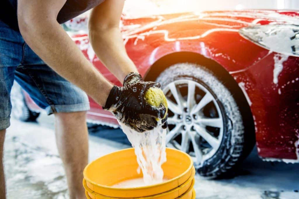 COme lavare lauto senza graffiarla con la tecnica dei due secchi e altri consigli e1707399639263.jpg
