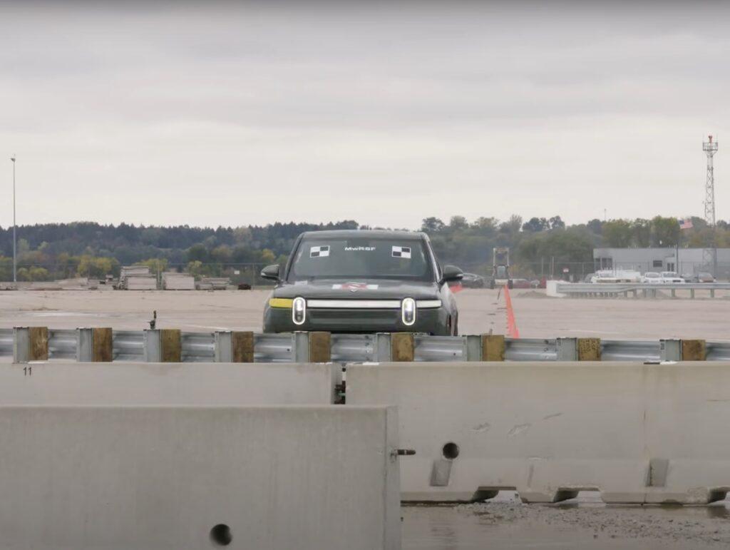 Crash test pick up elettrico Rivian R1T contro il guard rail Universita Nebraska 1024x771.jpg