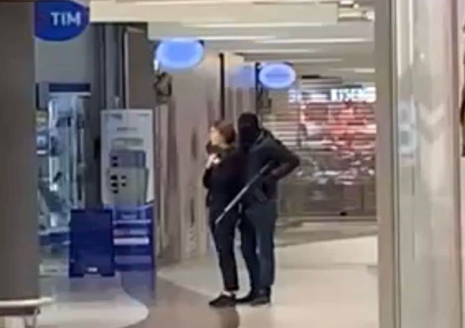 Terrore alle porte di Venezia, l’assalto dei banditi col mitra al centro commerciale: svaligiata una gioielleria 1 GFw0edMXoAAGcIg.jpeg