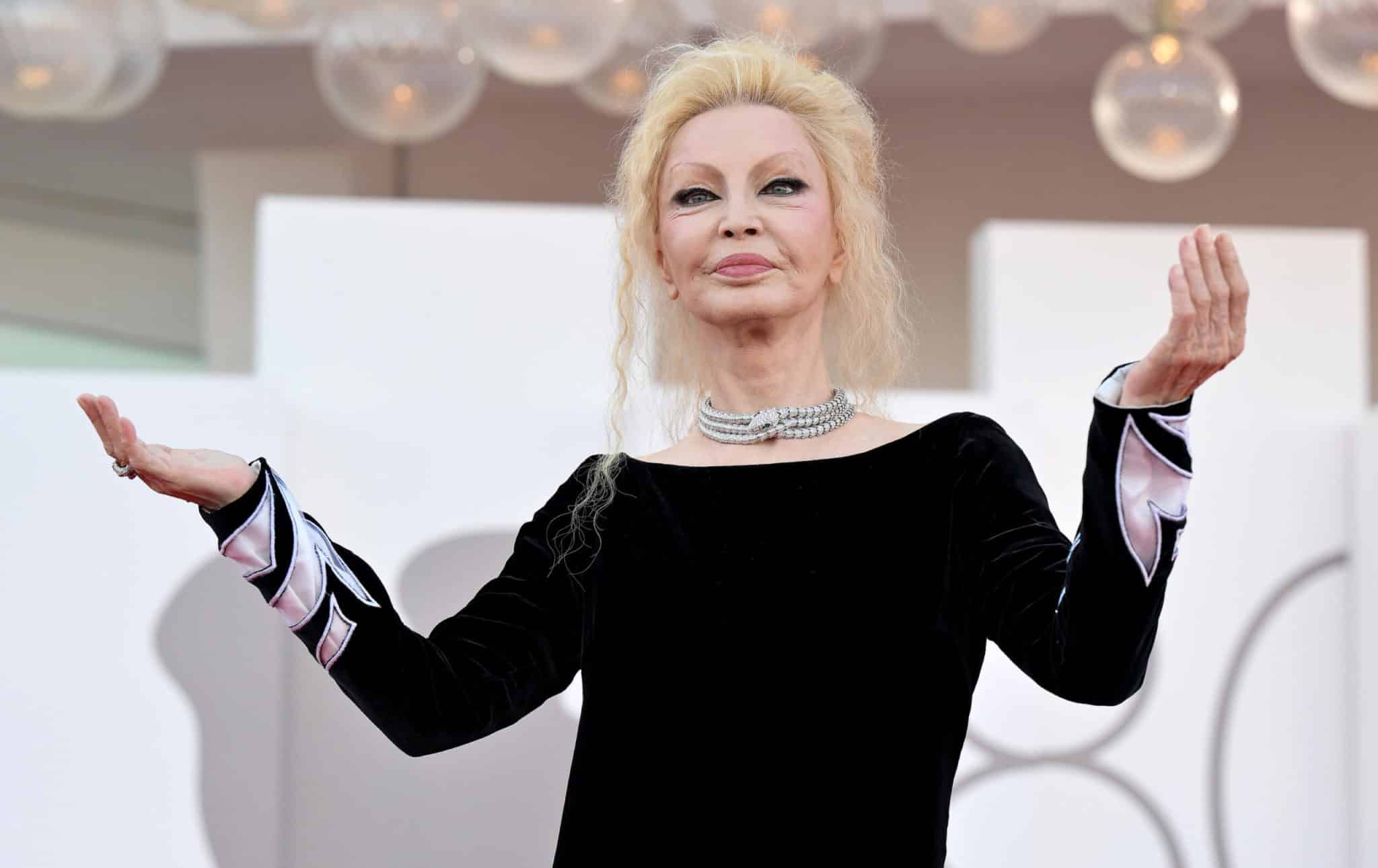 Patty Pravo querela Luzzatto Fegiz. Il giornalista: «La picchiavano per farla salire sul palco». E la cantante passa per le vie legali 1 GOLF 20240223235524579 131bd3b1d499f425c97fa1c8b97e9d16 scaled.jpg