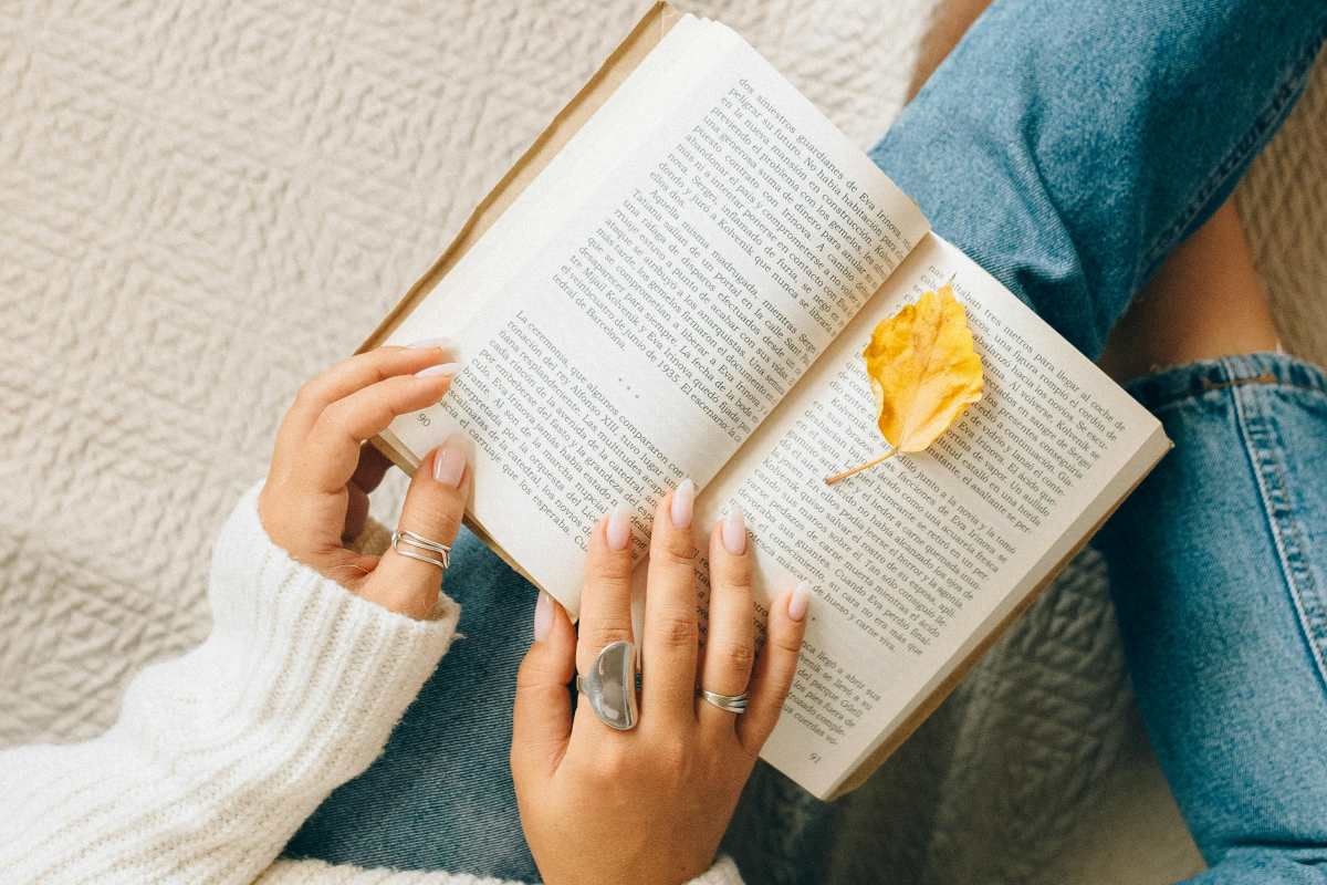 La Generazione Z ama leggere e preferisce i libri cartacei agli e-book: il trend spopola sui social 1 Leggere ebook.jpg