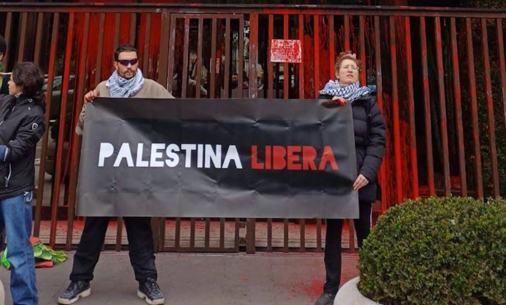 Palestina Libera colora di rosso la sede di Leonardo.jpeg