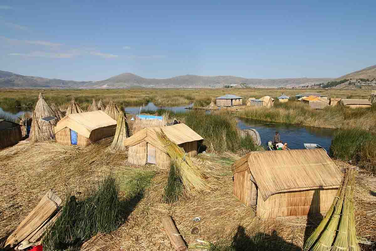 Le misteriose origini degli Uros, gli indigeni più antichi del Perù 1 Villaggio Uros.jpg