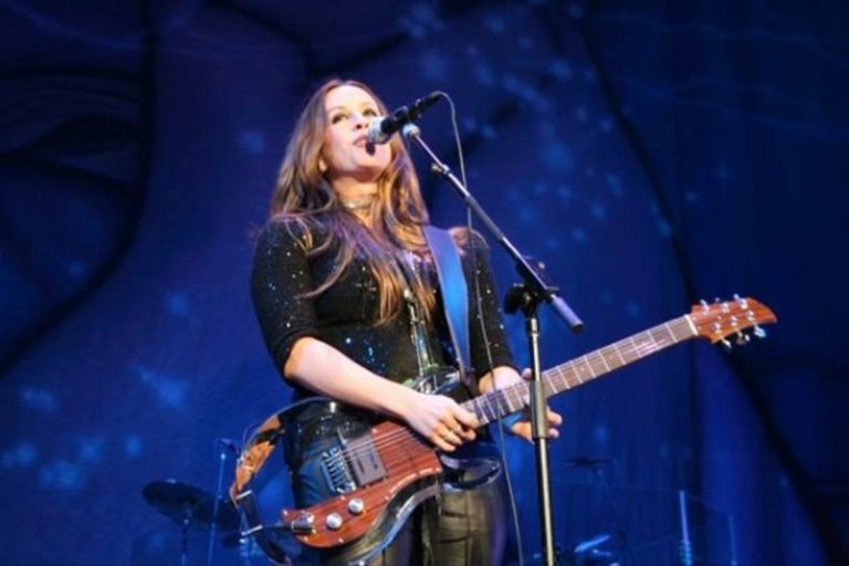 alanis 3.jpg