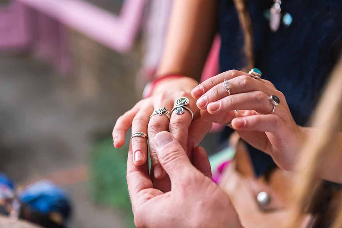 Anelli fai da te con materiali di riciclo: scopri come realizzarli con vecchie mappe, scampoli di stoffa e molto altro 1 anelli fai da te.jpg