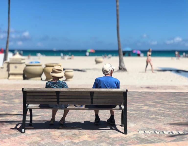 anziani panchina spiaggia.jpg