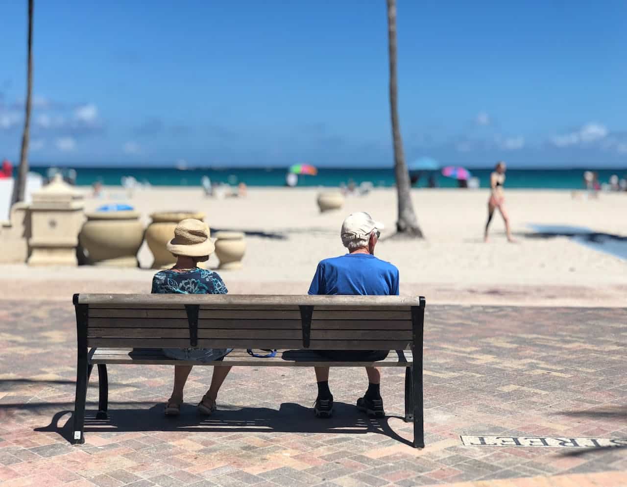 anziani panchina spiaggia.jpg