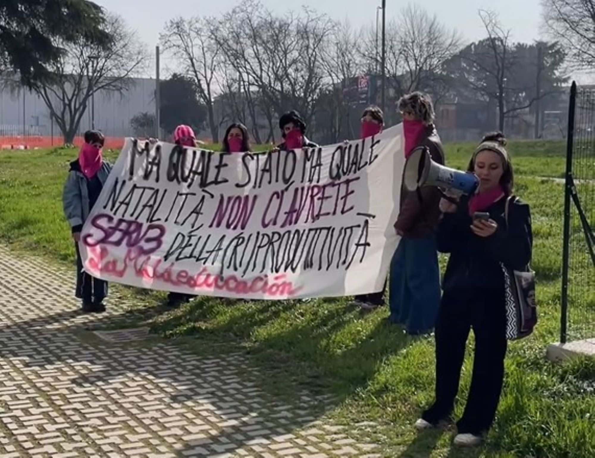 Bologna, parte il tour della natalità. Le proteste: «Non ci avrete serve della riproduttività» – Il video 1 attiviste bologna.jpg