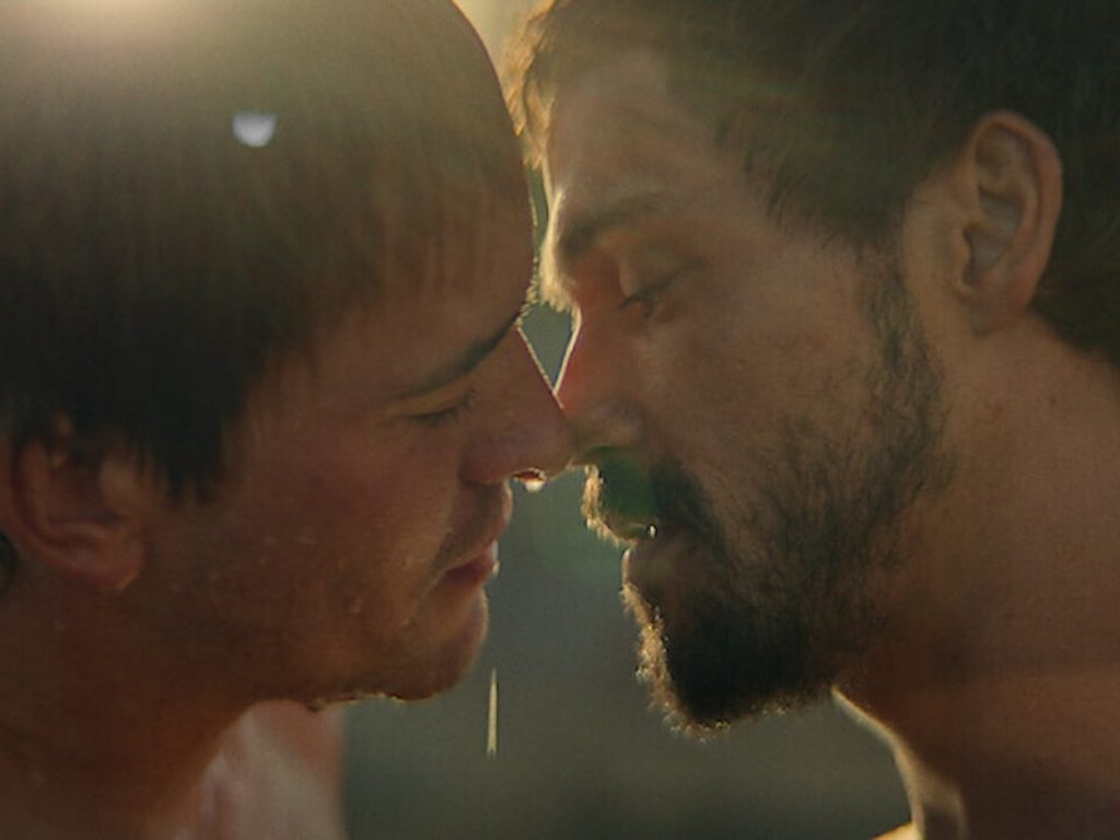 bacio gay alessandro magno efestione netflix.jpg