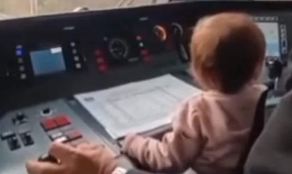 bambina treno gargano.jpg