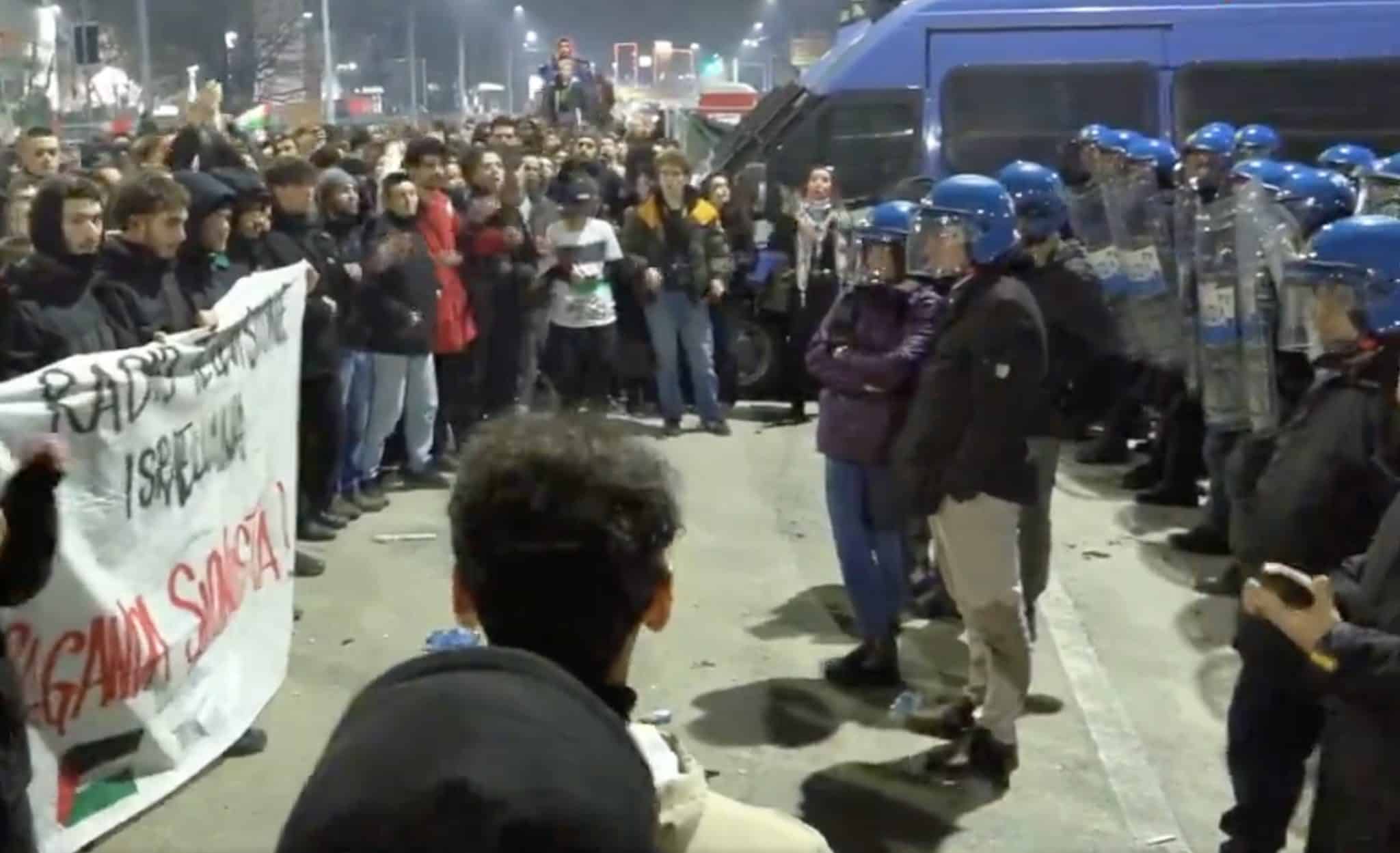 Proteste contro la Rai, scontri davanti alla sede di Bologna tra polizia e Giovani palestinesi – Il video 1 bologna proteste rai.jpg