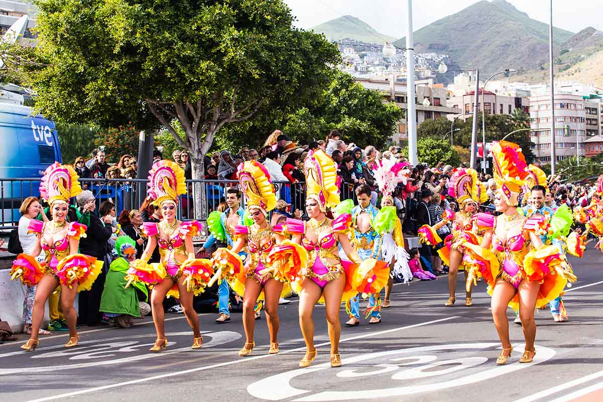 Carnevale di Santa Cruz de Tenerife, il più famoso al mondo dopo quello di Rio. Un tripudio di musica, colori e costumi esotici 1 carnevale santa cruz de tenerife.jpg