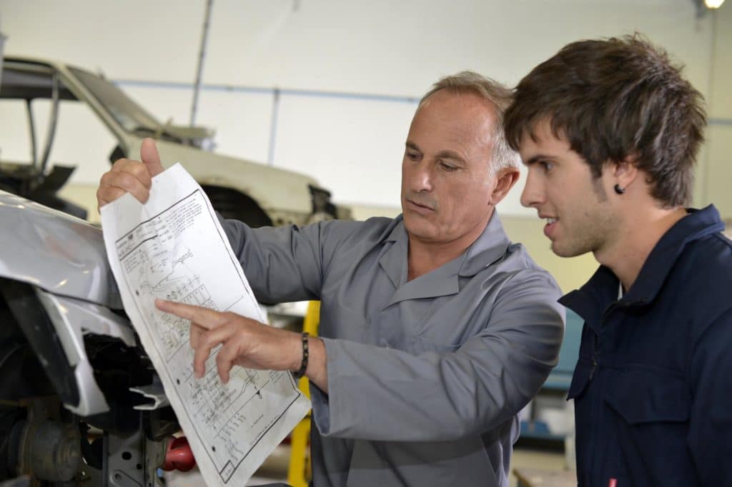 carrozziere mostra preventivo riparazione auto.jpg