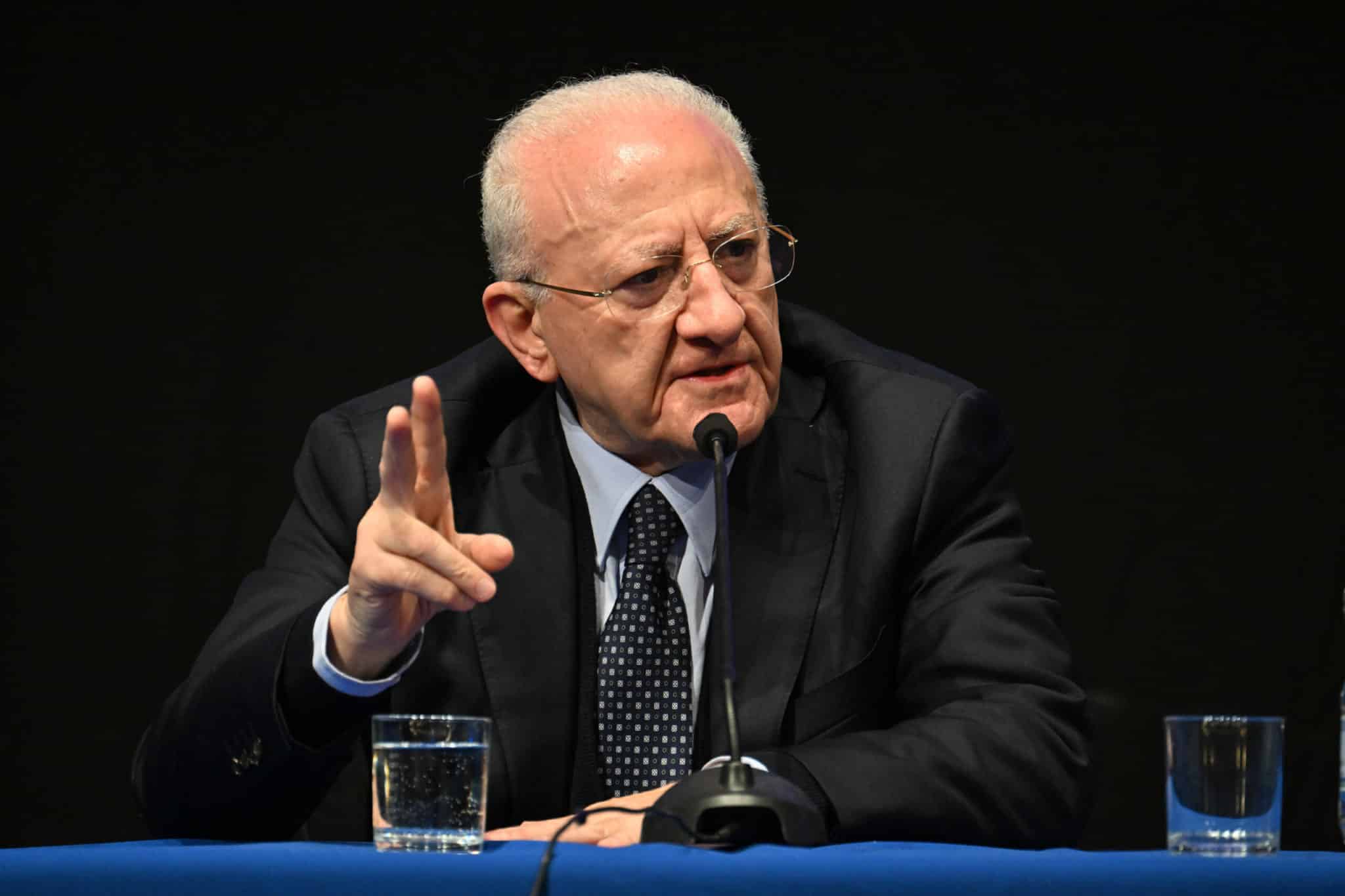 De Luca pronto alle barricate anti-Meloni, l’appello agli studenti: «La democrazia in Italia è a rischio, siete voi la speranza» 1 de luca scaled.jpg