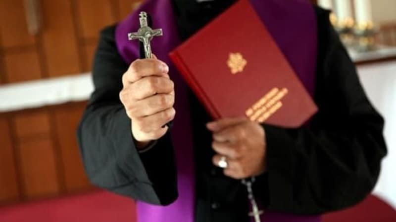 La donna che subisce un esorcismo una volta al mese: «Perdo il controllo di me stessa, il diavolo esiste e si batte così» 1 esorcismo demonio.jpg
