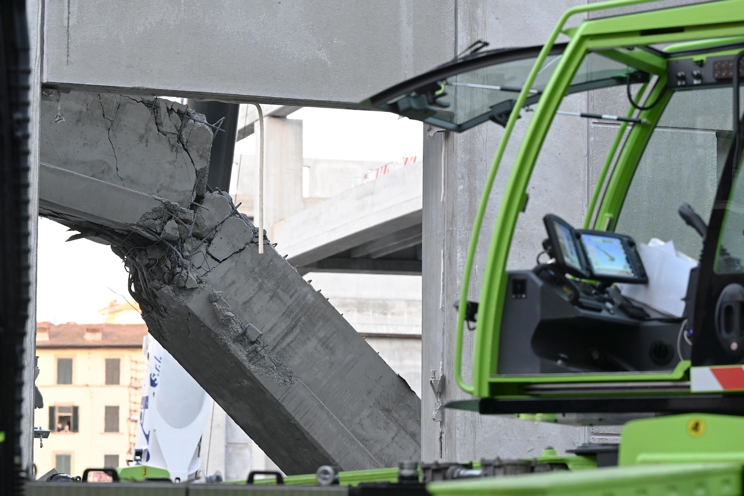 Le tre ipotesi dietro la strage del cantiere a Firenze: il sospetto degli operai a nero, i lavori con 61 subappalti 1 firenze trave.jpeg