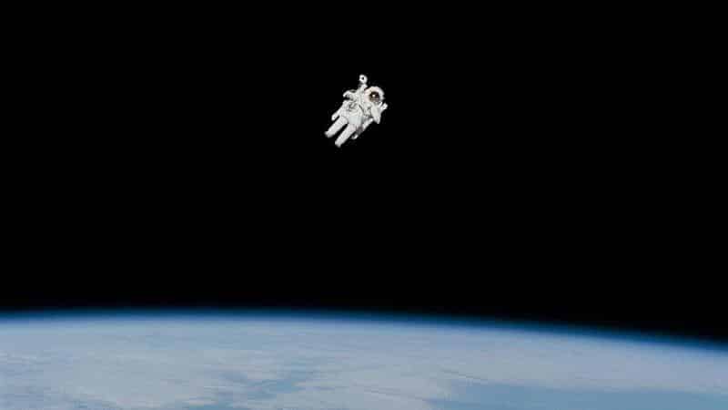 first untethered spacewalk m.jpg