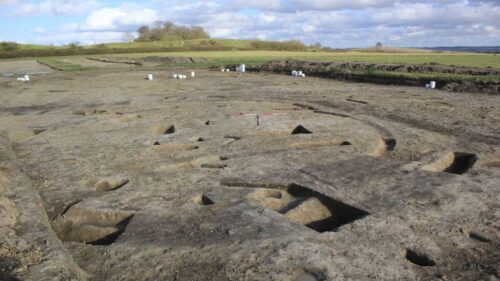 image 2b wit18 20 site photo of smithy with wittenham clumps in the background credit digventures 1 500x281.jpg